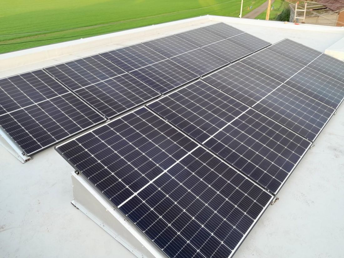 Zonnepanelen op een plat dak in close-up
