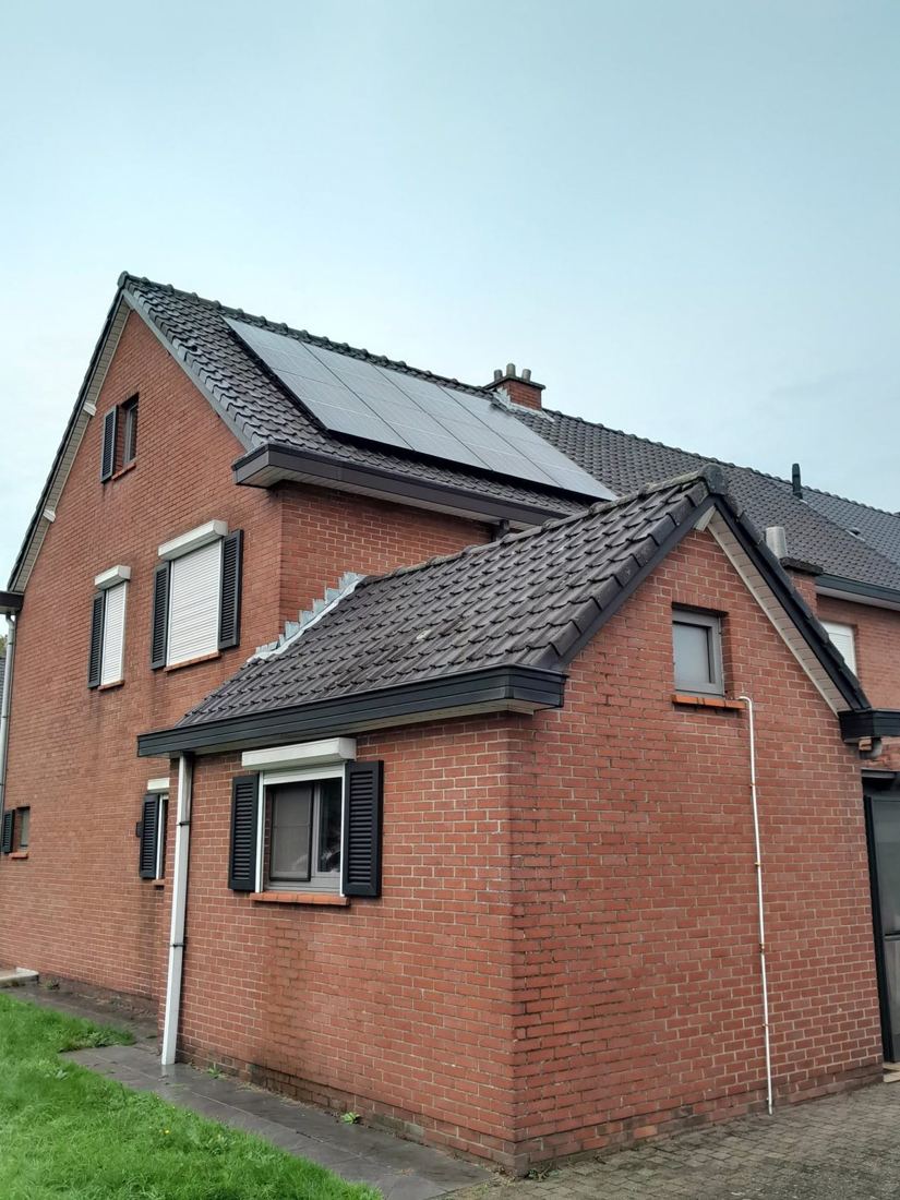 Zonnepanelen op een woning met dakkapel